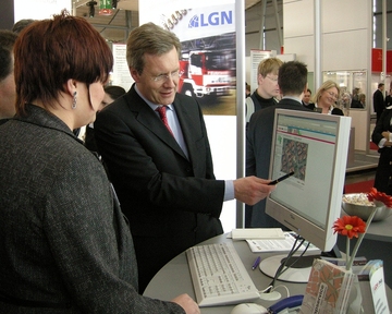 Ministerpräsident Christian Wulff betrachtet das Datenangebot im NiedersachsenViewer